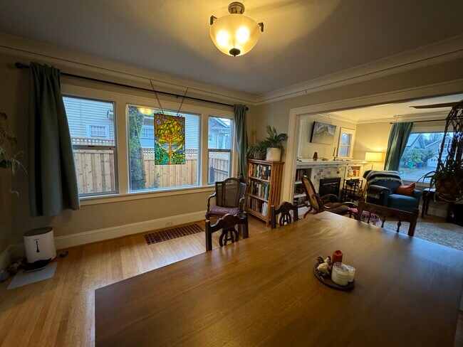 Building Photo - 2914 NE Knott St