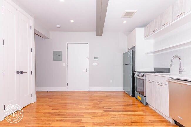 Foto del edificio - 245 Sullivan Pl