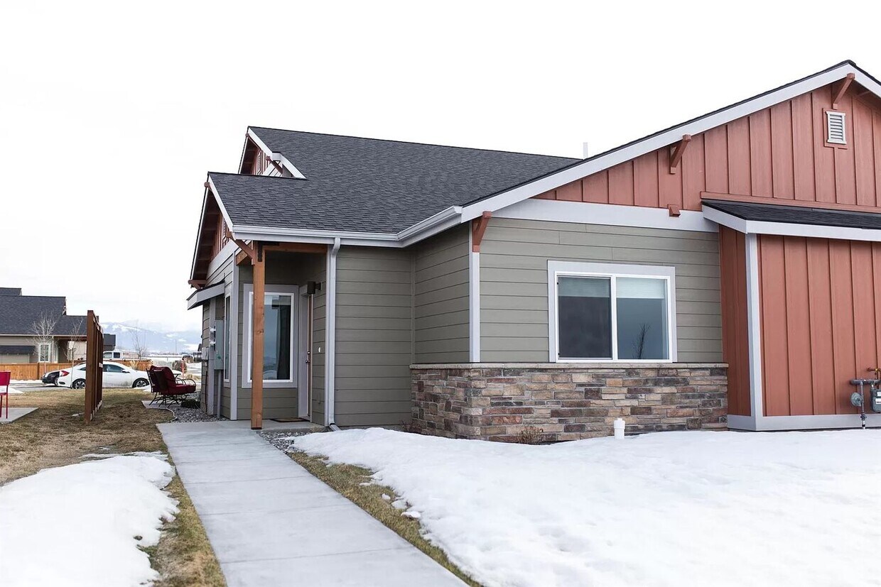 Primary Photo - Serene 3-bedroom 2-bathroom Condo in the h...