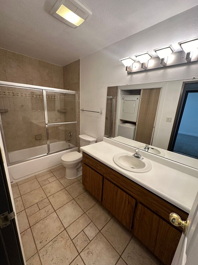 Foto del edificio - 2 Bed, 1 Bath Apartment in Reno