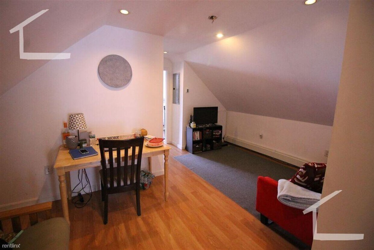 Primary Photo - Big Sunny 5 Bed 2 Bath available NOW!