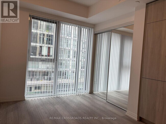 Photo du bâtiment - 400 King St W