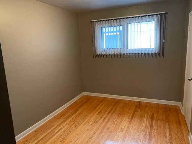 Building Photo - 1304 Lorette Av