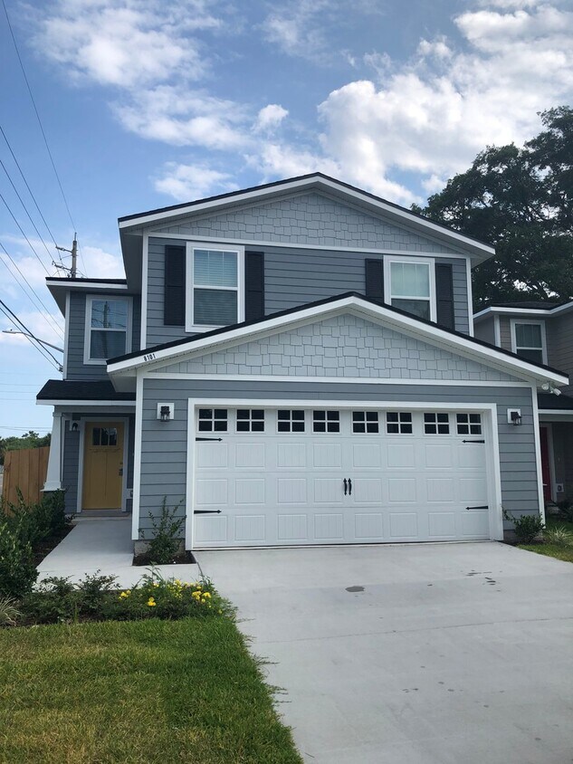Primary Photo - Newer 3/2.5 Home for Rent on The Southside!