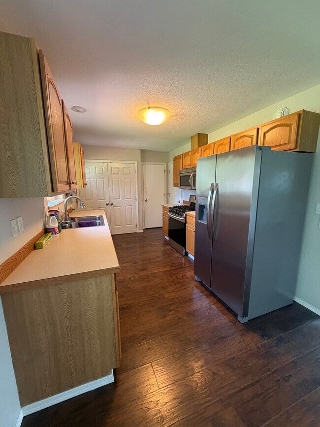 Foto del edificio - 6151 E Dearborn Dr