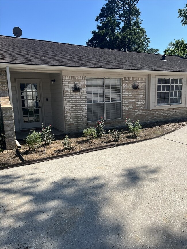 Building Photo - 29031 Elmwood Dr