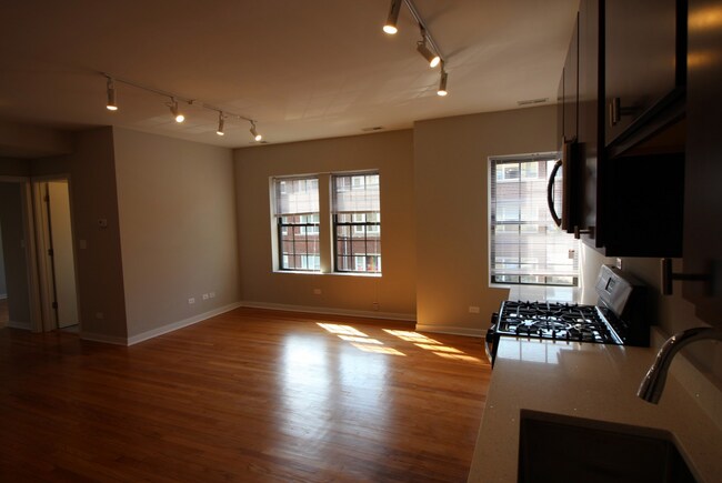 Building Photo - 3108 W Sunnyside Ave