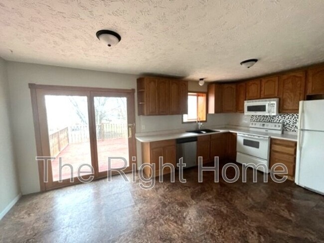 Building Photo - 23607 Walnut Cir