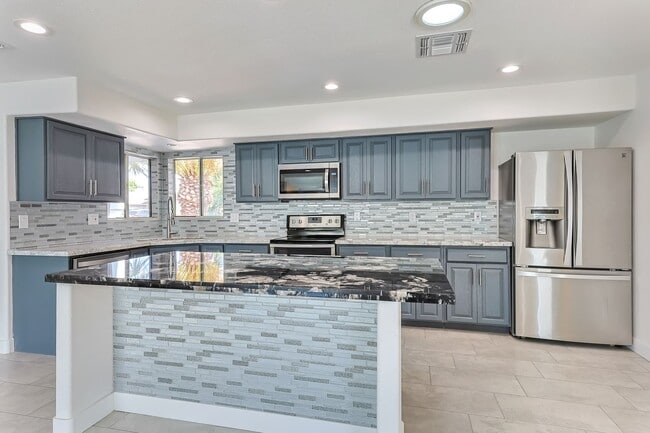 Foto del edificio - Massive Remodeled Tri-Level Near ASU with Diving Pool