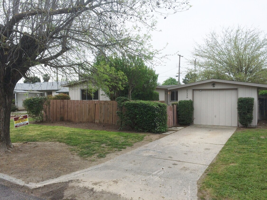 Primary Photo - 3 BEDROOM HOUSE! APPLY NOW!!