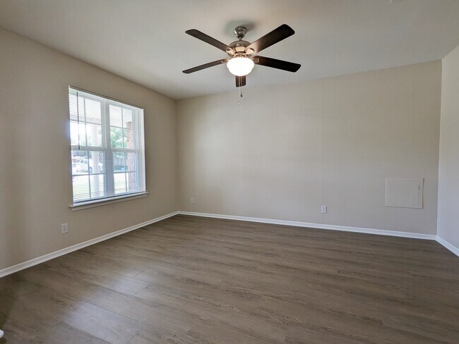 Flex room - 1711 Hooper St