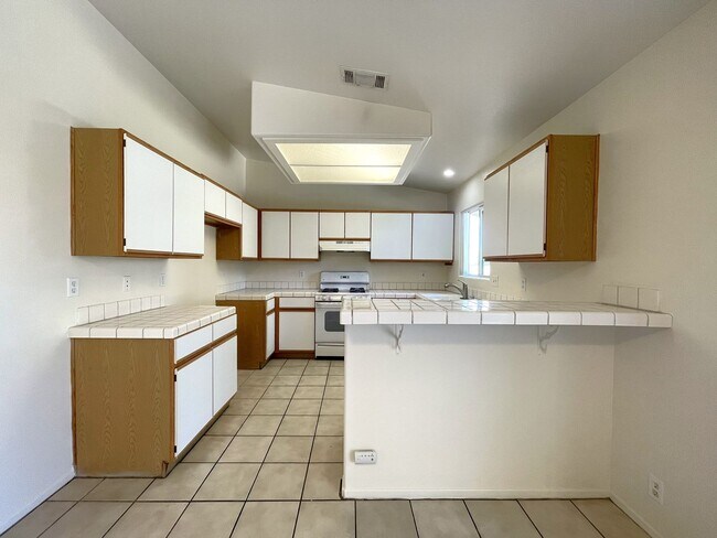 Building Photo - AVAILABLE NOW! 3 Bed 2 Bath Home in Palm D...