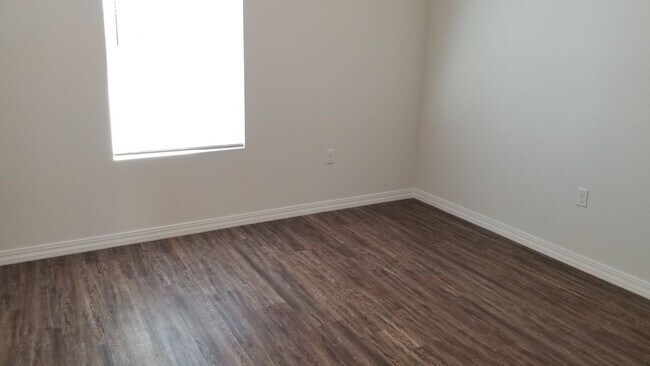 Foto del edificio - NEW LUXURY ONE BEDROOM APARTMENT UNFURNISHED