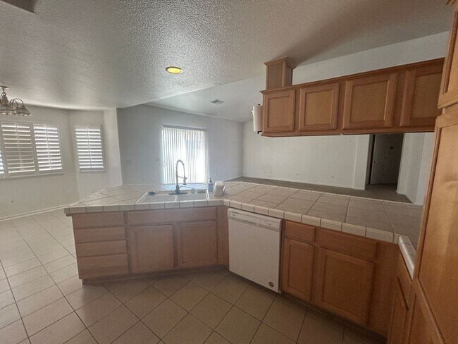 Building Photo - Open and Spacious in Northwest Hanford