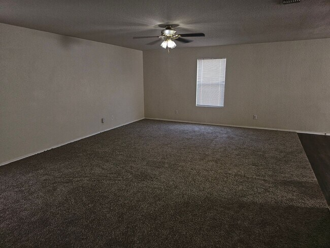 Foto del edificio - Huge House in a great area