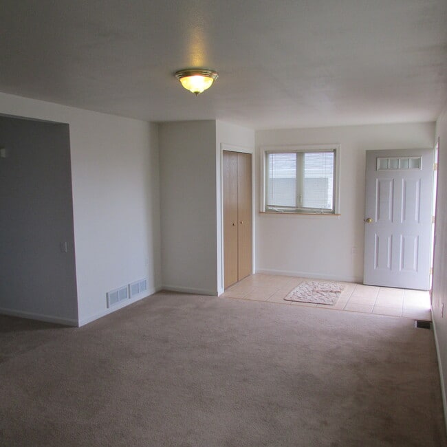 Revers view, LVR - 2150 Frances St