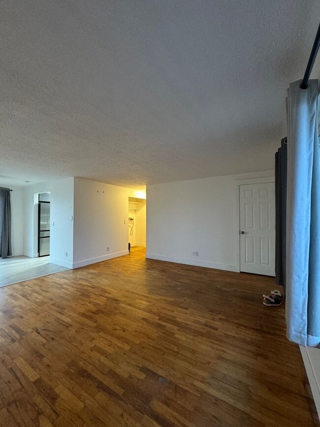 Foto del edificio - Spacious 4-Bedroom Home with Garage & Fenced Yard