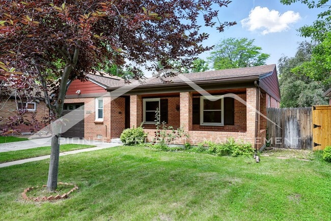 Building Photo - Charming Home with Washer/Dryer and Fenced...