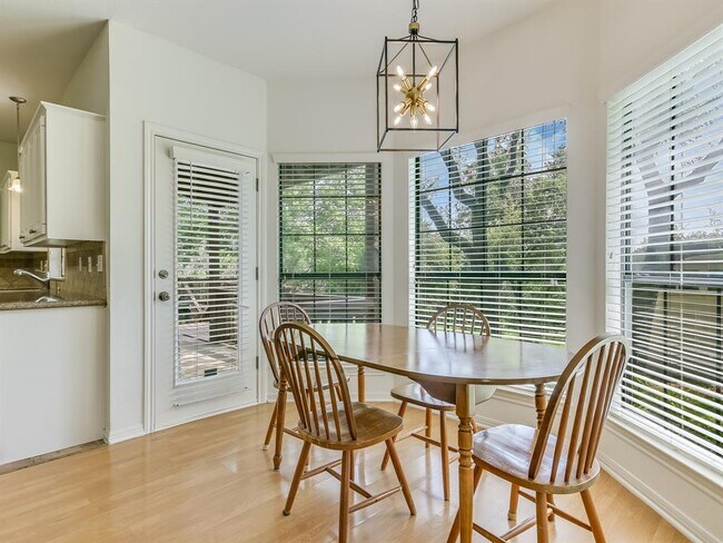 Foto del edificio - 3503 Misty Creek Dr