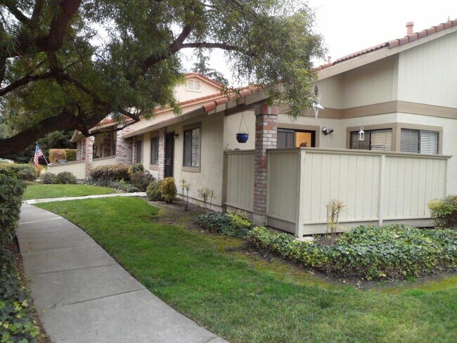 Foto del edificio - 438 Colony Crest Drive