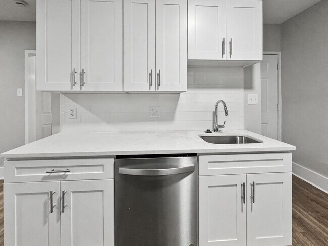 Interior Photo - 327-337 W Chestnut Street