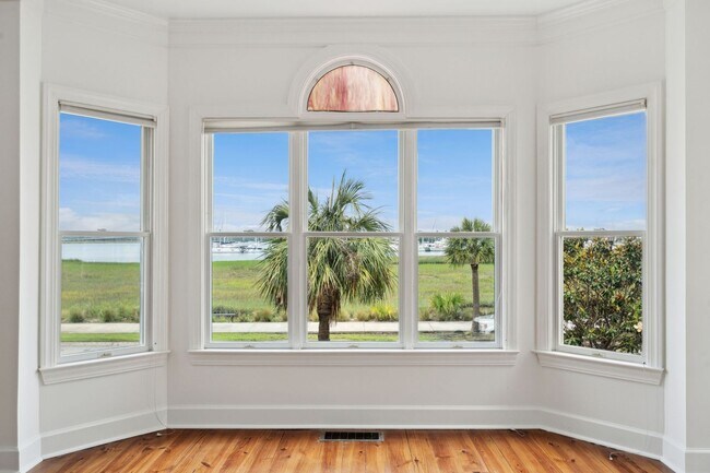 Building Photo - Downtown Charleston Waterfront Townhouse