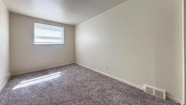 Building Photo - 9415 Lansford St