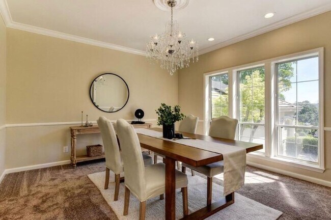 Foto del edificio - Luxury 4BR Home with Pool & Outdoor Kitche...