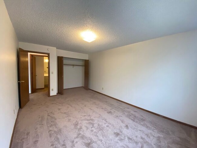 Building Photo - $1,100 | 2 Bedroom, 1 Bathroom Apartment |...