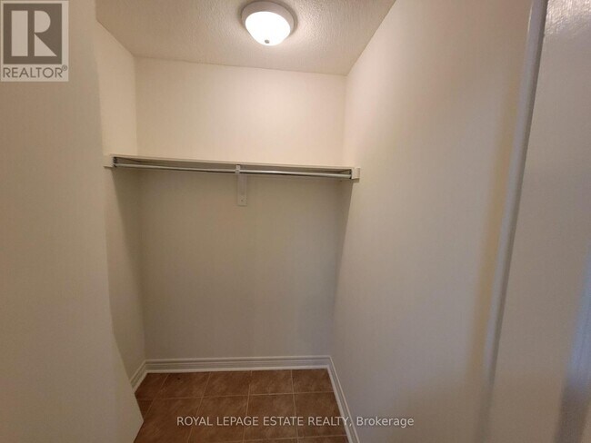 Building Photo - 60 Fairfax Crescent