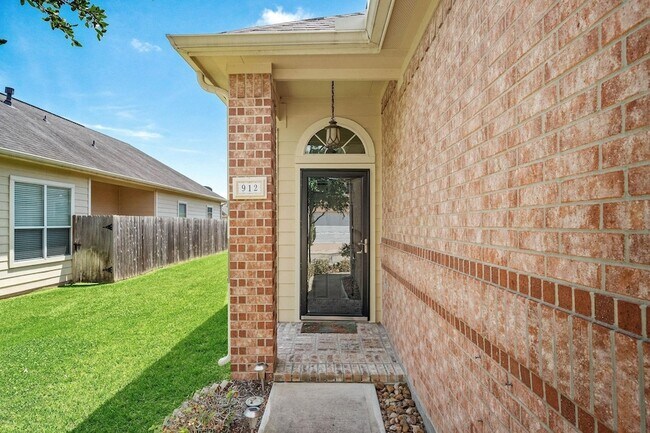 Building Photo - 912 Sweet Pine Dr