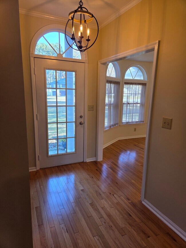 Foto del edificio - Beautiful 3 bedroom, 2 bath house with one car garage, located on Cummins Creek