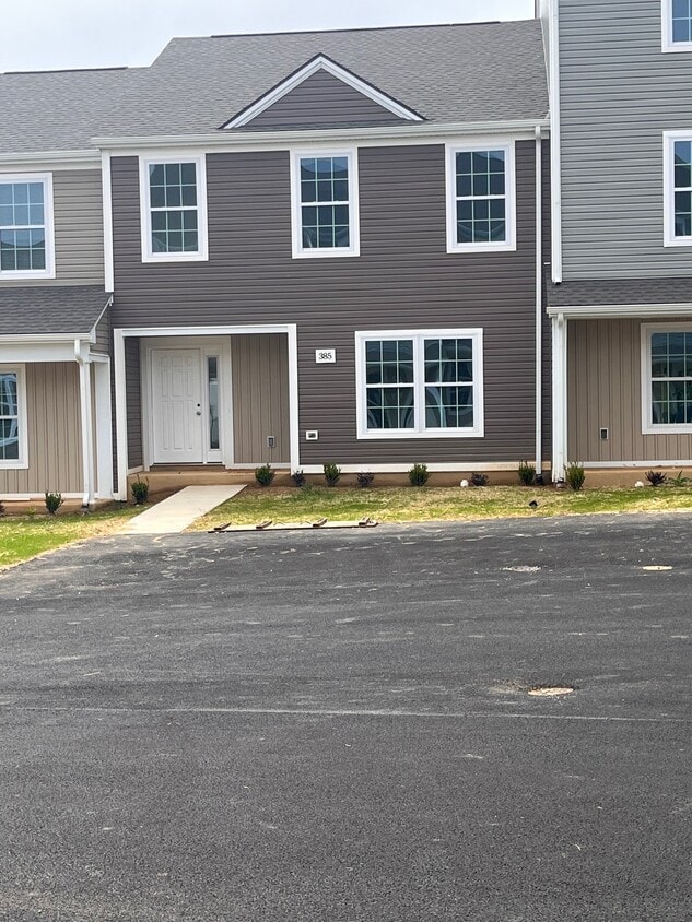 Building Photo - 375-395 Skylar Dr