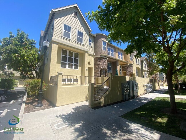 Foto del edificio - $4495-Stunning 3BR, 2.5 BA End Unit Townho...