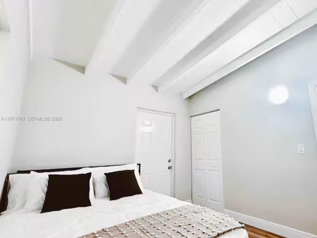 Foto del edificio - 308 NE 8th Ct