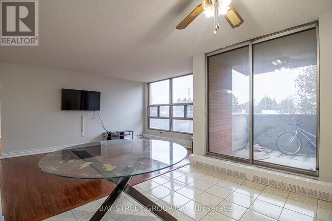 Photo du bâtiment - 1705 McCowan Rd