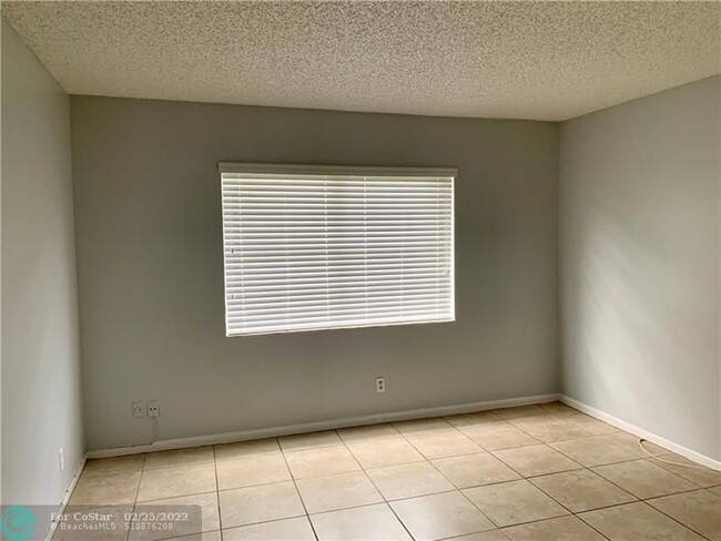 Building Photo - 2830 Riverside Dr