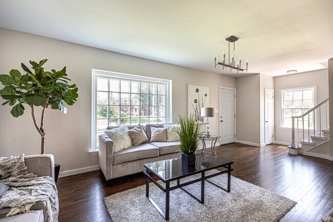 Building Photo - 3676 Rolliston Rd