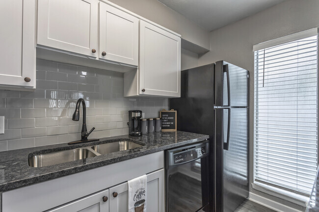 1BR, 1BA - 738 SF A3 - Kitchen - Maverick Oak Lawn