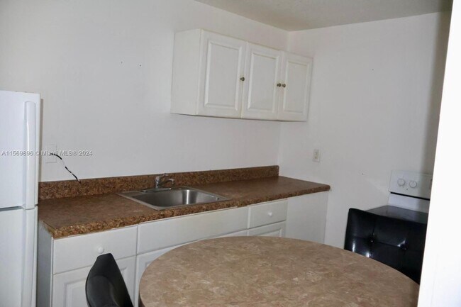 Foto del edificio - 3500 Riverside Dr
