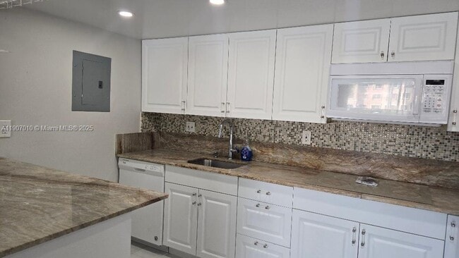 Foto del edificio - 17600 NW 68th Ave