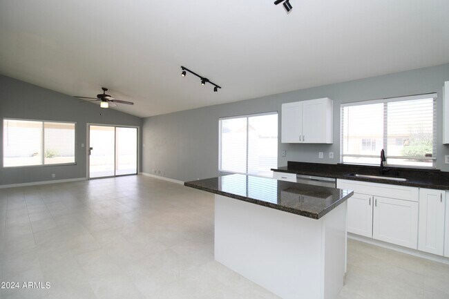 Foto del edificio - 881 E Orchid Ln