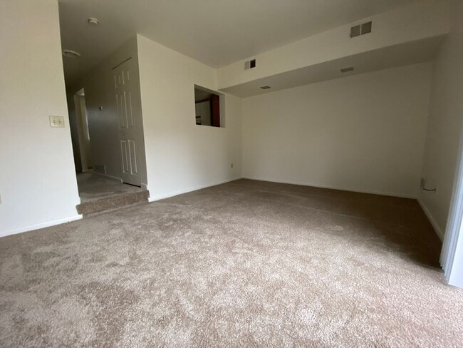 Building Photo - Lovely Hemlock Square 2BR Townhouse with Great Natural Light and Central Air!! Call Today!