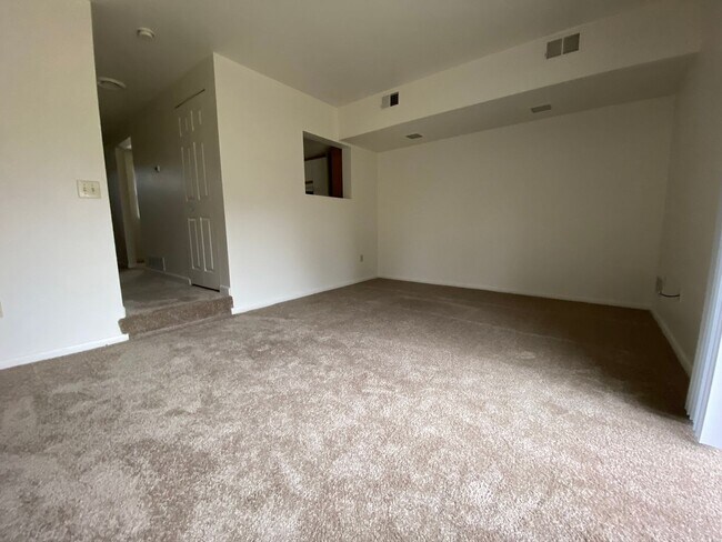 Foto del edificio - Lovely Hemlock Square 2BR Townhouse with Great Natural Light and Central Air!! Call Today!