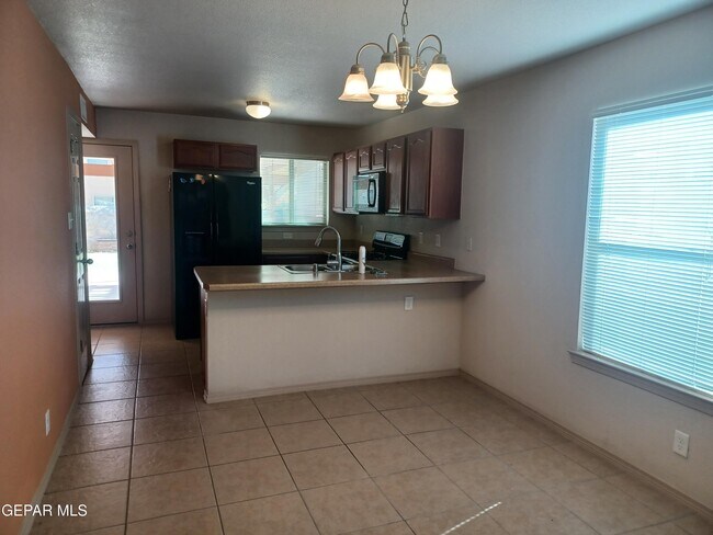 Foto del edificio - 2300 Honey Dew St