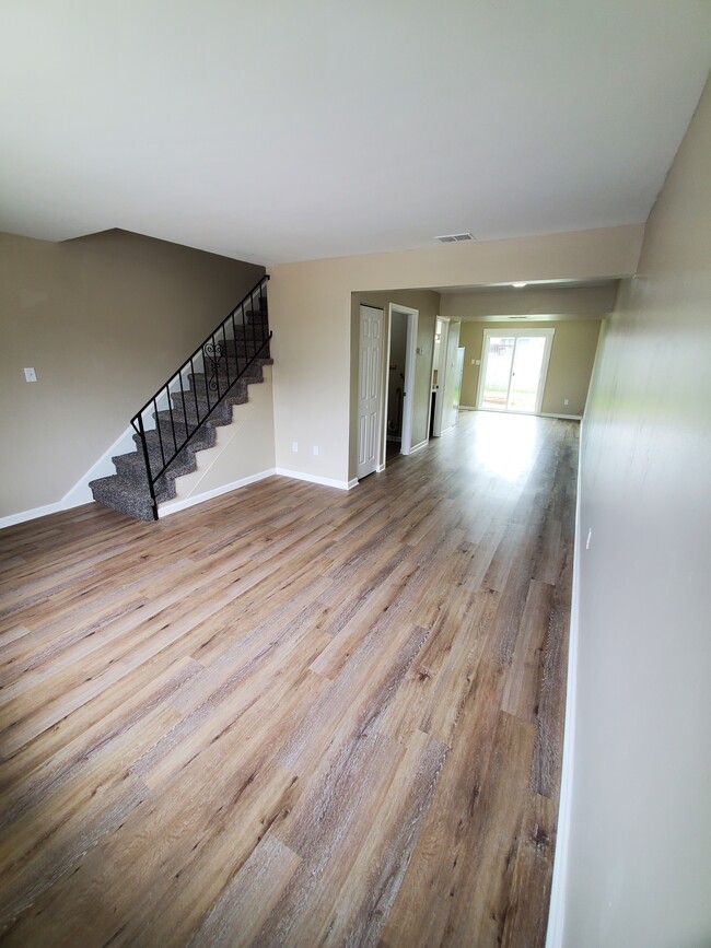 Building Photo - 5815 Creekview Ct W