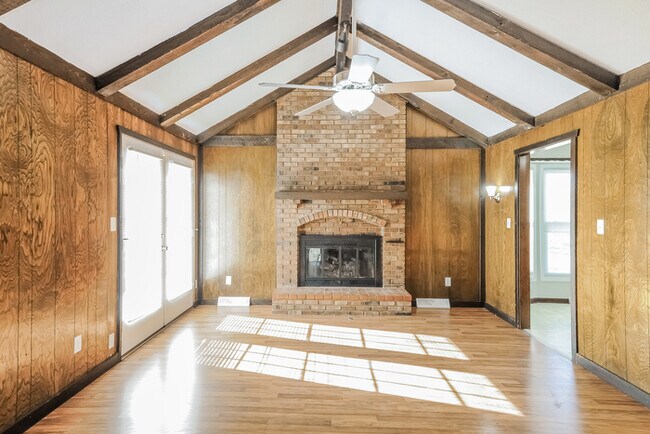 Foto del edificio - 204 N Woodson Dr
