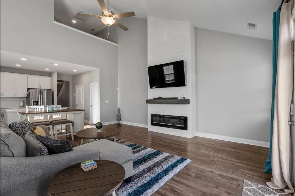 Living Room & Vaulted ceilings - 612 Ravensridge Ln