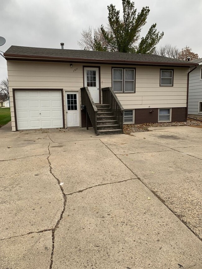 Building Photo - 1517 3rd Ave SE