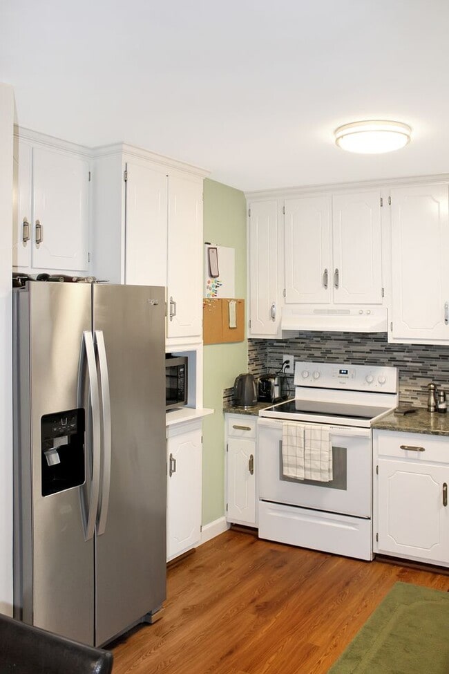 Foto del edificio - Furnished 2-bedroom / 1-bath